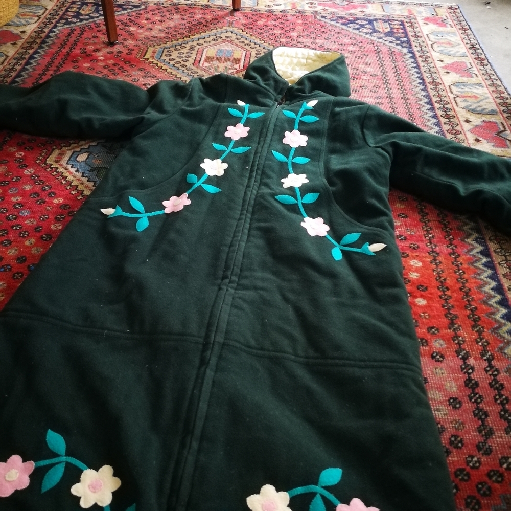 Floral Embroidered Green Coat with Fur Trimmed Removable Capelet